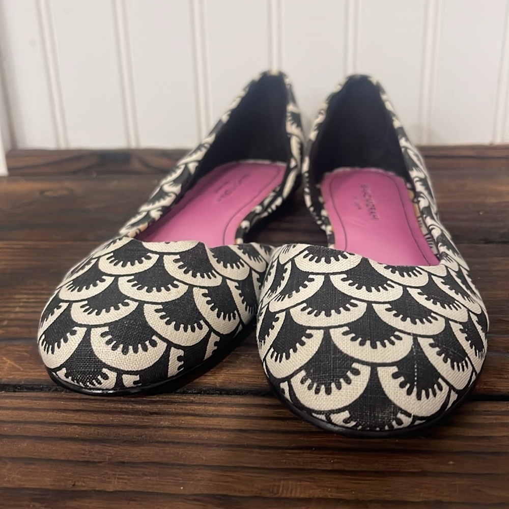 NWT Isaac Mizrahi Black and Cream Patterned Flats - image 2